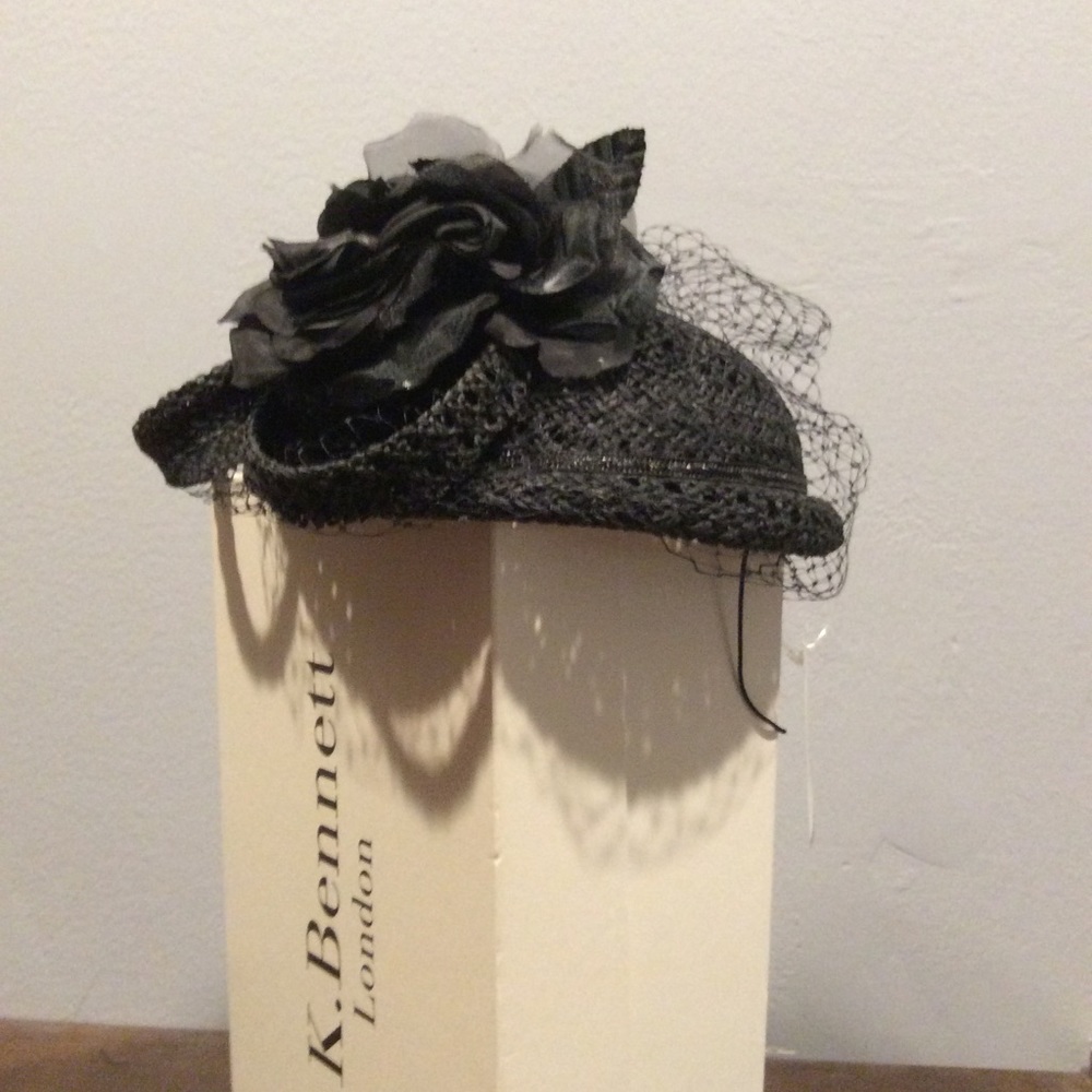 Fascinator hat.